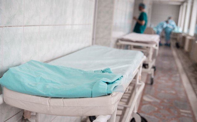 В центре Саратова на 62-летнего саратовца сошел снег с наледью