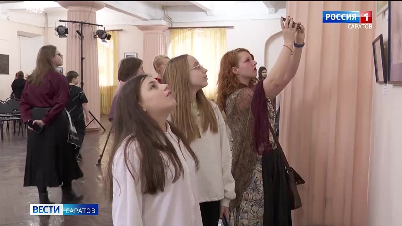 На площадке областного Дома работников искусств открылась уникальная выставка молодых художников региона «Неслучайные штрихи»