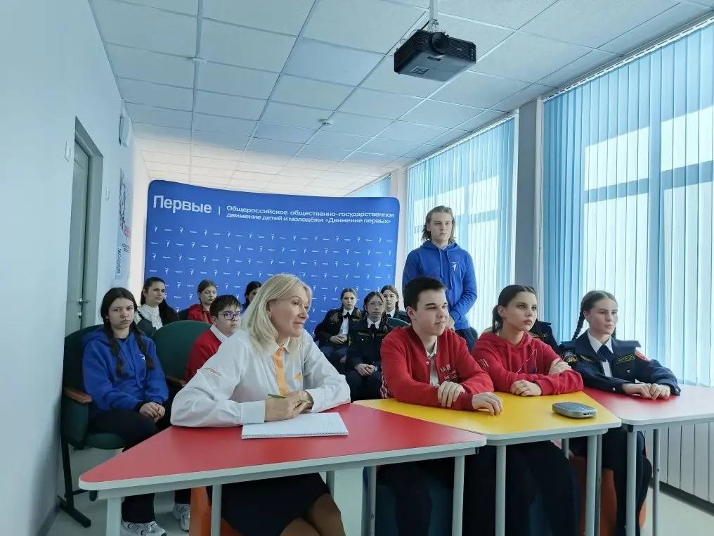 Саратовские школьники пообщались с председателем правления «Движения Первых», Героем России Артуром Орловым