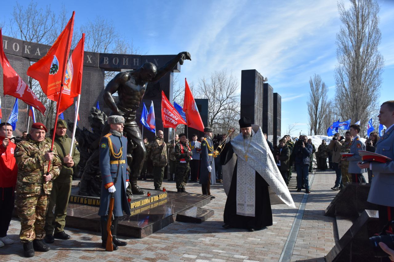 В Саратове увековечили имена участников специальной военной операции В Саратове увековечили имена участников специальной военной операции
