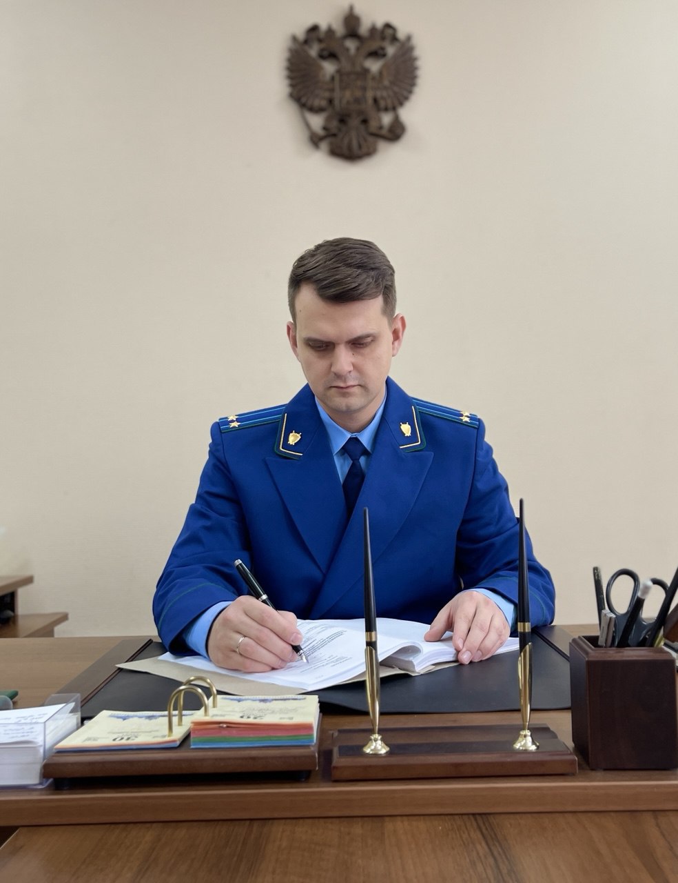 Заместитель прокурора г. Энгельс Никита Вальков утвердил обвинительные заключения по уголовным делам в отношении трех жителей региона в возрасте 37, 42 и 47 лет