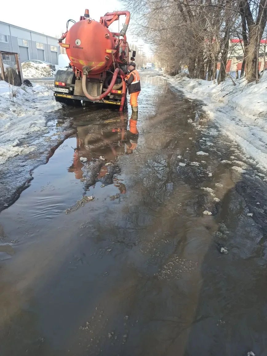 В Балаково продолжаются работы по уборке улиц