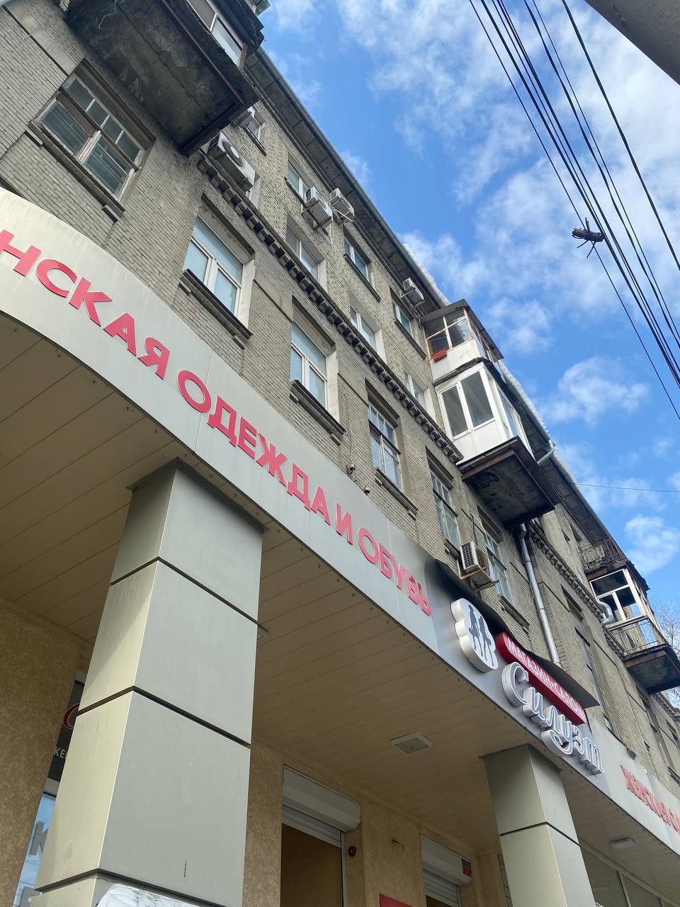 В центре Саратова мужчина пострадал от схода снежных масс с крыши многоквартирного дома В центре Саратова мужчина пострадал от схода снежных масс с крыши многоквартирного дома