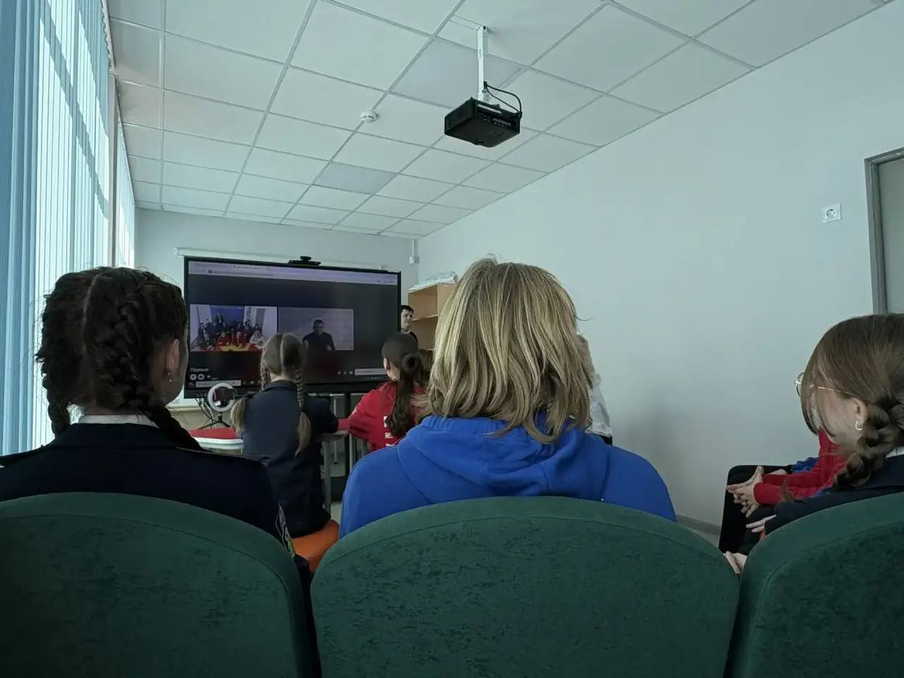 Саратовские школьники пообщались с председателем правления «Движения Первых», Героем России Артуром Орловым Саратовские школьники пообщались с председателем правления «Движения Первых», Героем России Артуром Орловым