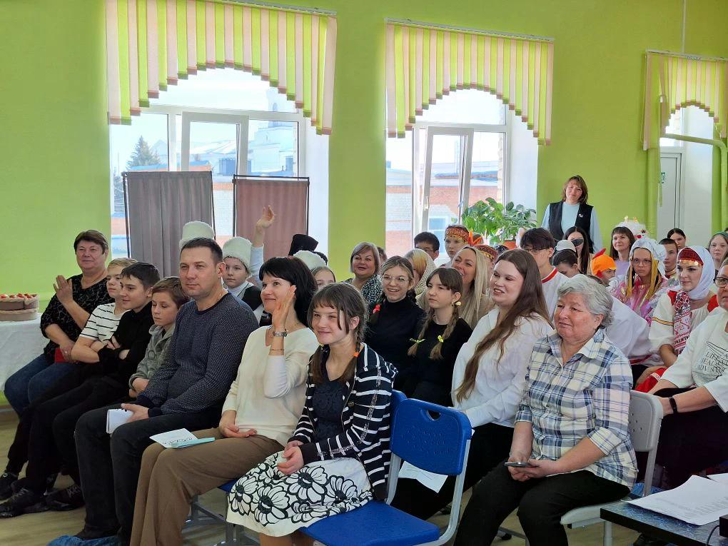 Школьные актёры оживили народные сказки