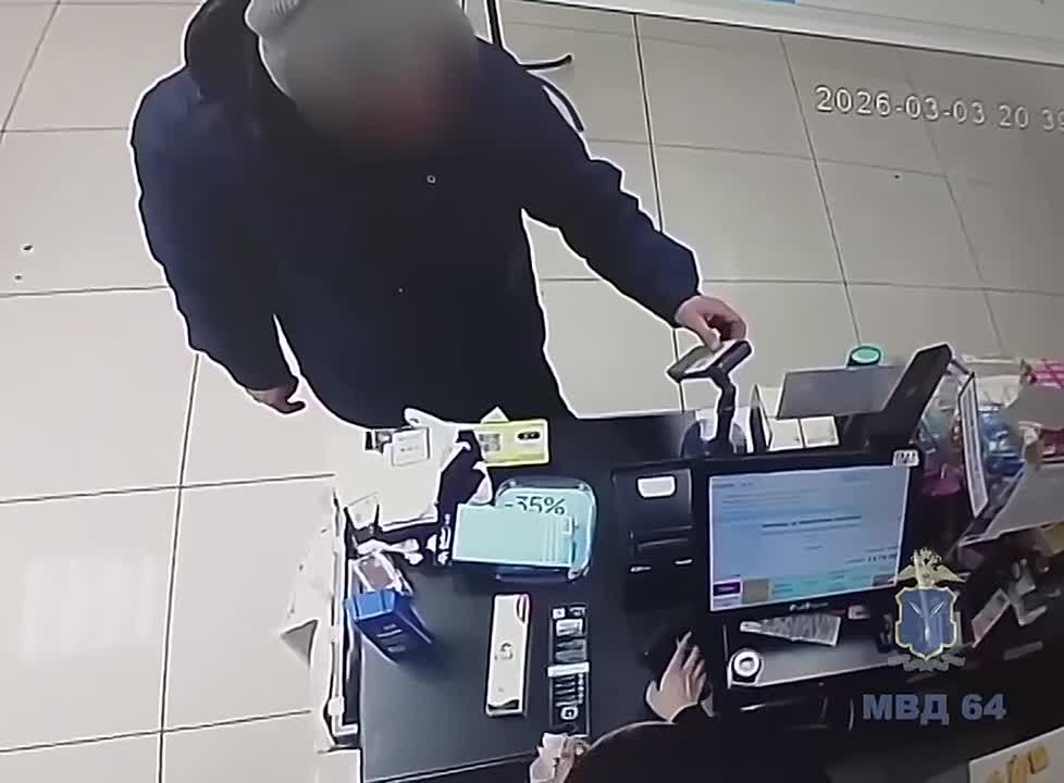 В Саратове мужчина подозревается в шопинге за чужой счет