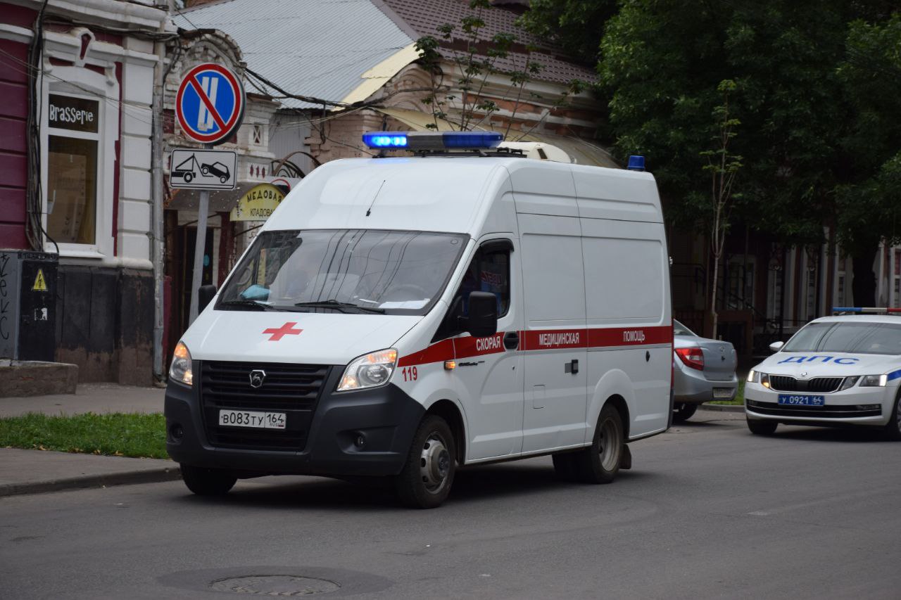 На мужчину упала снежная масса