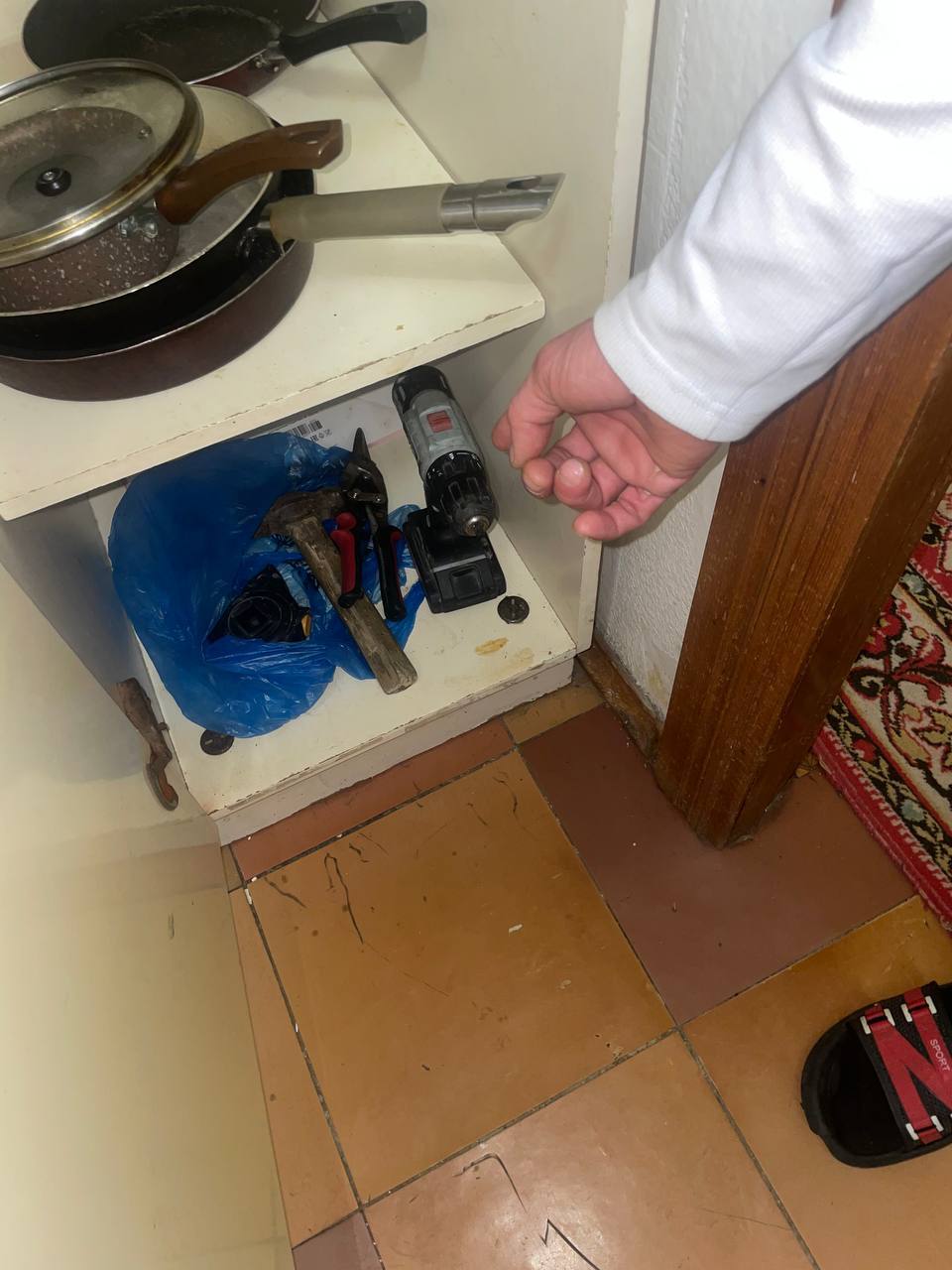 В Татищево сотрудники полиции задержали подозреваемого в краже инструментов, похищенное изъято В Татищево сотрудники полиции задержали подозреваемого в краже инструментов, похищенное изъято