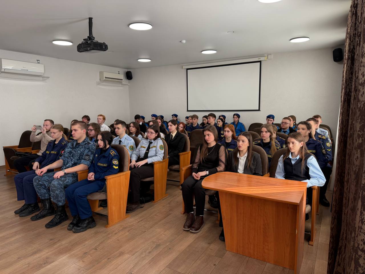 В региональном управлении состоялась встреча с представителями Молодежного союза «Юный следователь» и общественного движения «ЮНАРМИЯ» В региональном управлении состоялась встреча с представителями Молодежного союза «Юный следователь» и общественного движения «ЮНАРМИЯ»