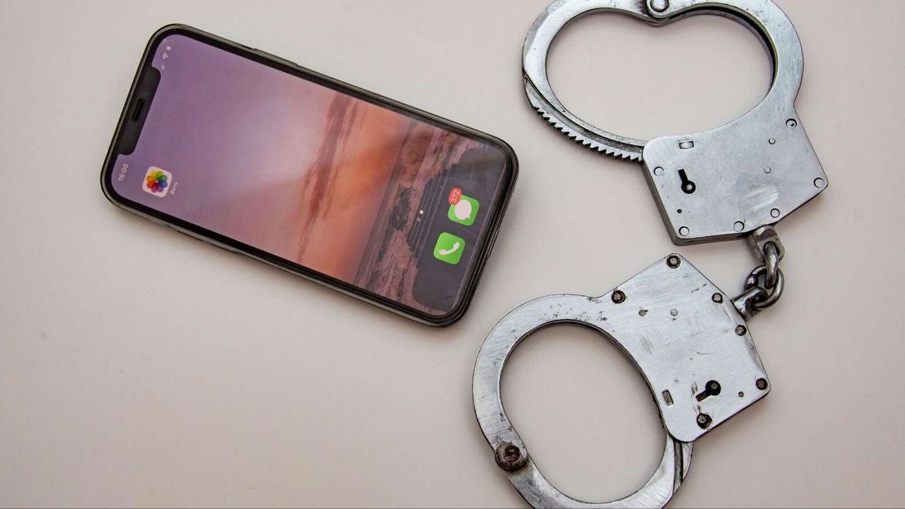 Посетительница кафе осталась без телефона