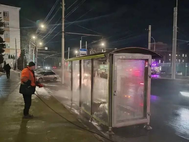 В течение ночи коммунальные службы города проводили работы по благоустройству В течение ночи коммунальные службы города проводили работы по благоустройству