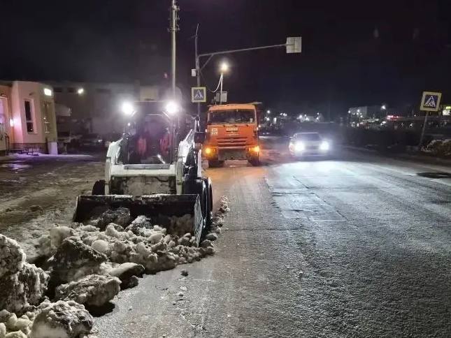 В течение ночи коммунальные службы города проводили работы по благоустройству В течение ночи коммунальные службы города проводили работы по благоустройству