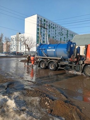 Коммунальные службы продолжают откачивать талые воды на улицах города Балаково