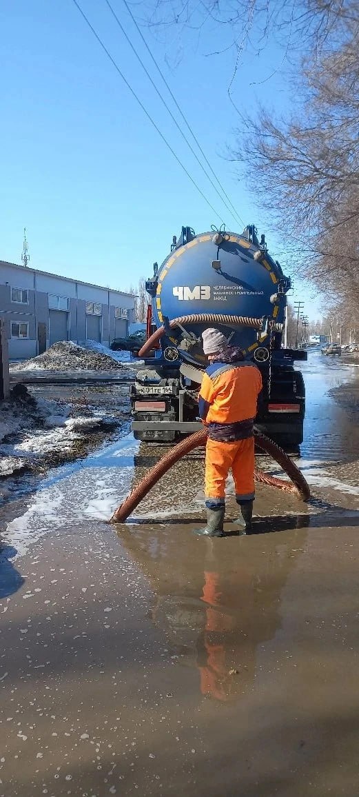 Коммунальные службы продолжают откачивать талые воды на улицах города Балаково Коммунальные службы продолжают откачивать талые воды на улицах города Балаково