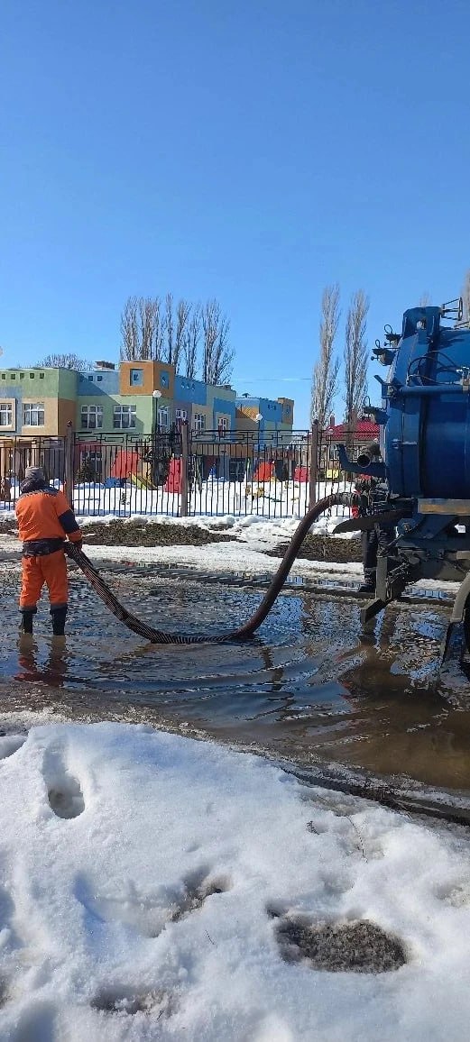 Коммунальные службы продолжают откачивать талые воды на улицах города Балаково Коммунальные службы продолжают откачивать талые воды на улицах города Балаково
