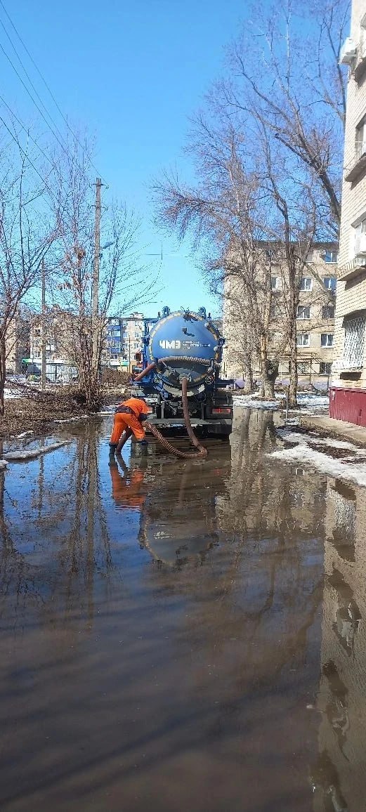Коммунальные службы продолжают откачивать талые воды на улицах города Балаково Коммунальные службы продолжают откачивать талые воды на улицах города Балаково