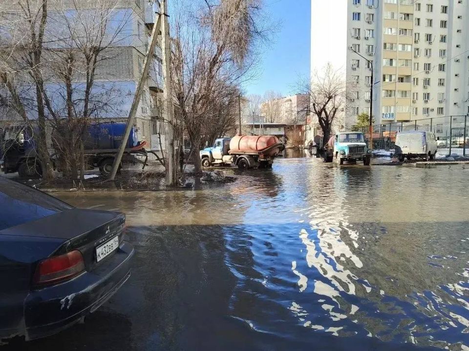 На Зеленом переулке ведутся активные работы по устранению последствий аварии, произошедшей ранее на улице Тельмана