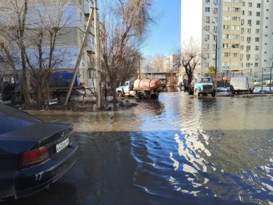 На Зеленом переулке ведутся активные работы по устранению последствий аварии, произошедшей ранее на улице Тельмана