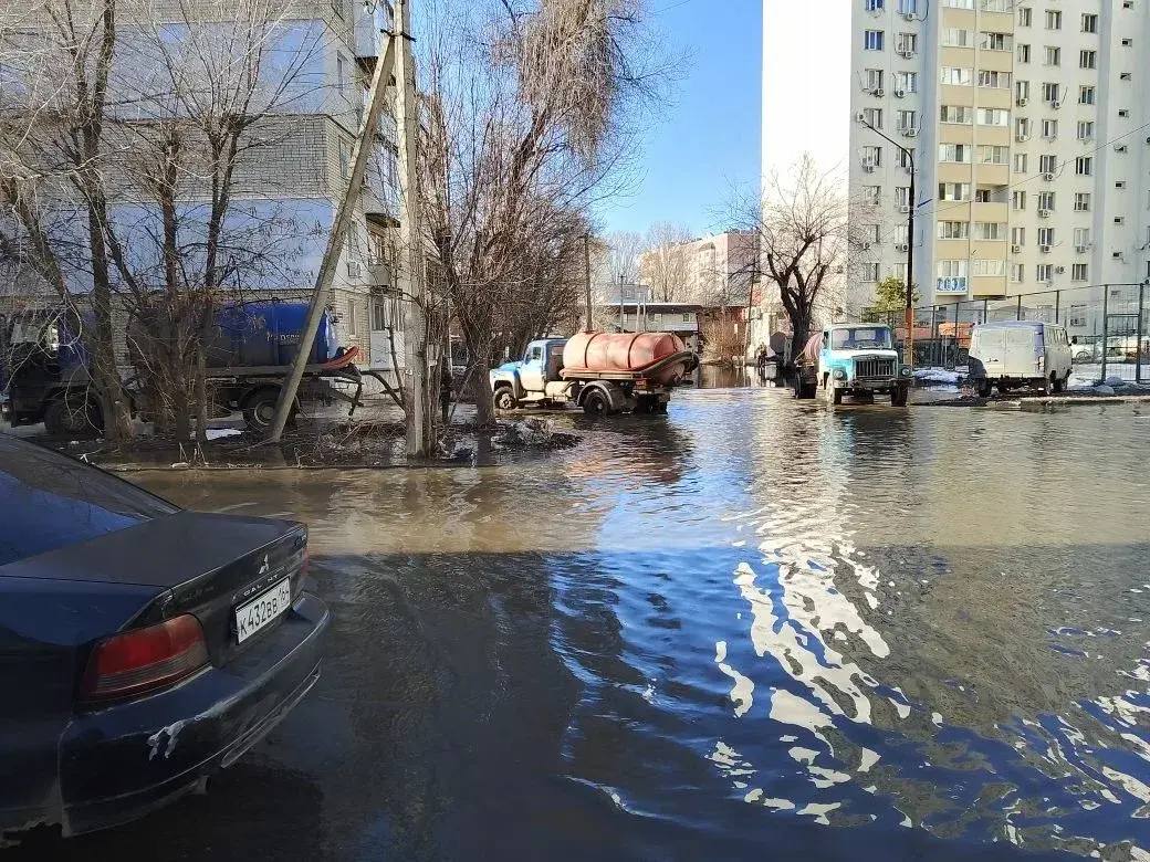 На Зеленом переулке ведутся активные работы по устранению последствий аварии, произошедшей ранее на улице Тельмана