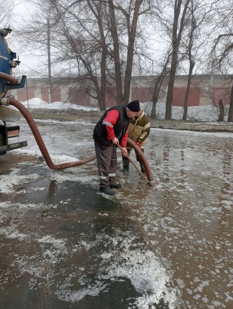 Коммунальные службы продолжают откачивать талые воды на улицах города Балаково Коммунальные службы продолжают откачивать талые воды на улицах города Балаково