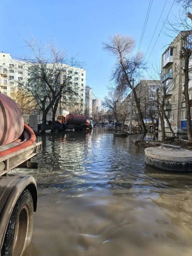 На Зеленом переулке ведутся активные работы по устранению последствий аварии, произошедшей ранее на улице Тельмана На Зеленом переулке ведутся активные работы по устранению последствий аварии, произошедшей ранее на улице Тельмана
