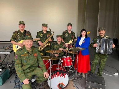 «Народный коллектив» вокально-инструментальный ансамбль «Виват» Саратовского областного центра народного творчества имени Л.А.Руслановой выступил в районном Доме культуры г. Красный Кут с концертной программой «Спасибо...