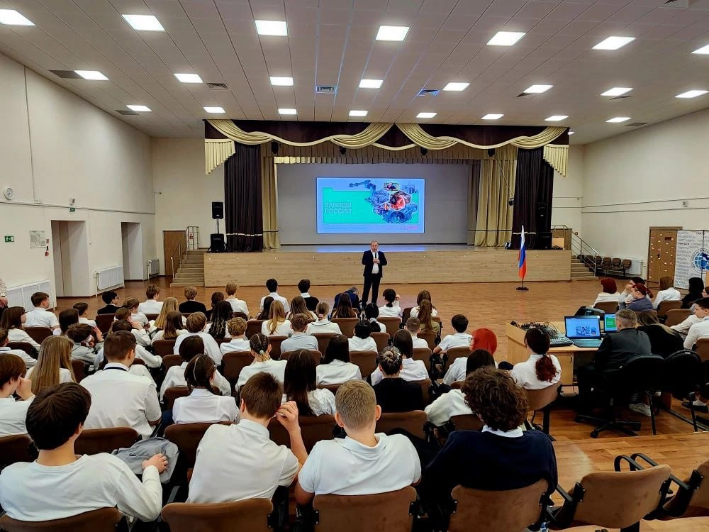 Михаил Торгашин рассказал школьникам о роботах и вагонах Михаил Торгашин рассказал школьникам о роботах и вагонах