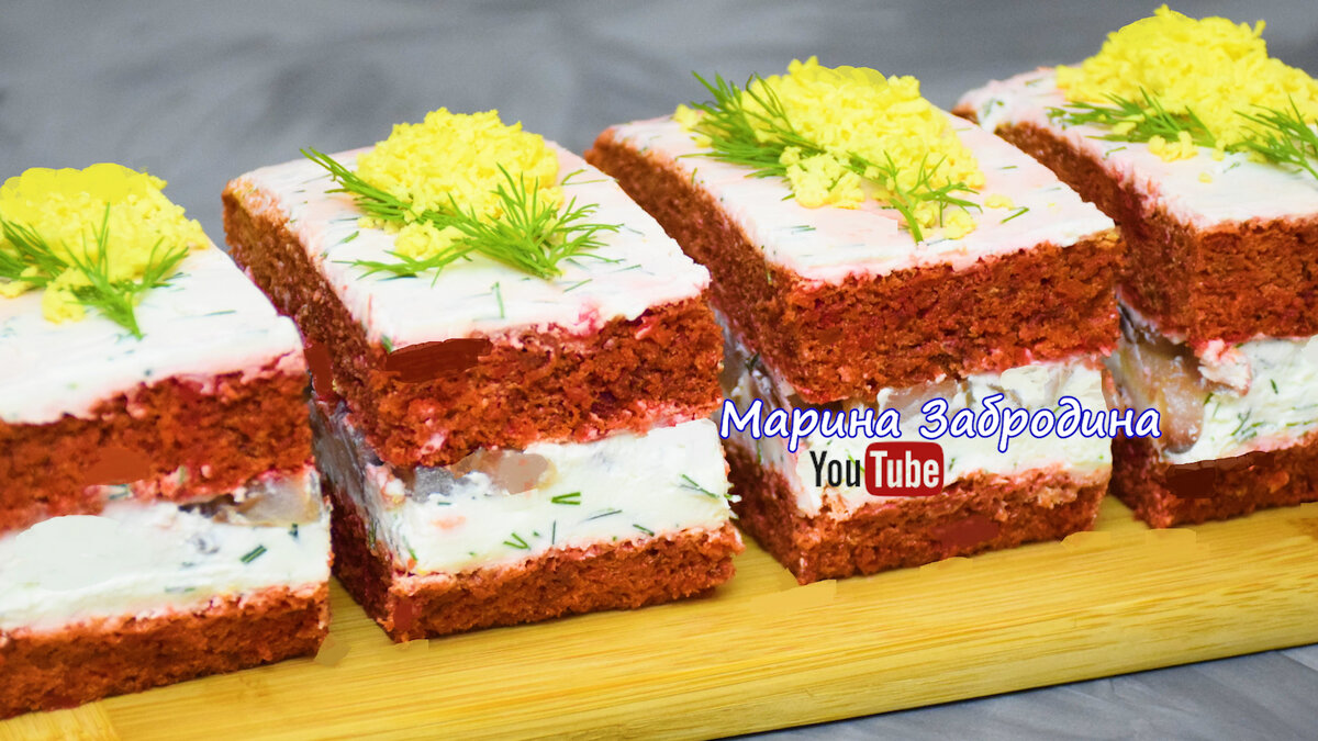 Праздничная закуска из селедки с бисквитом: легко и эффектно