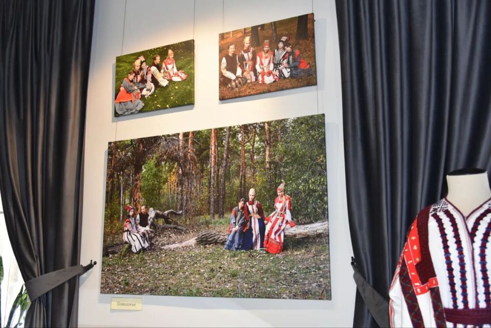 Сегодня в музее истории города Балаково открылась выставка греческого фотографа Костаса Асимиса «Национальные костюмы России»