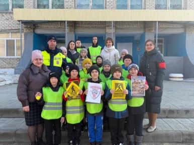 В Базарном Карабулаке госавтоинспекторы и общественники провели профилактическую пешеходную экскурсию «Безопасный путь домой!»