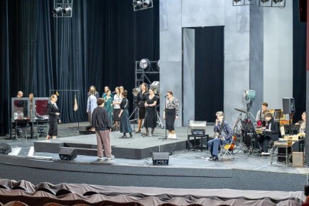 «Оттепель» на сцене: 25 артистов, живая музыка и трехметровый Гагарин