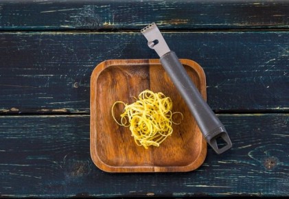 Сливовый пирог с лимонной цедрой и карамелизованными миндальными хлопьями