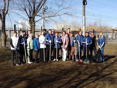 Депутаты и сотрудники Саратовской городской Думы вышли на субботник