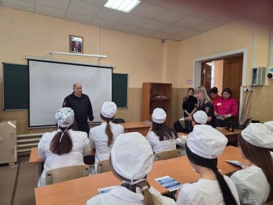 В Энгельсе полицейские и дружинники рассказали будущим медикам, как не стать жертвой мошенников