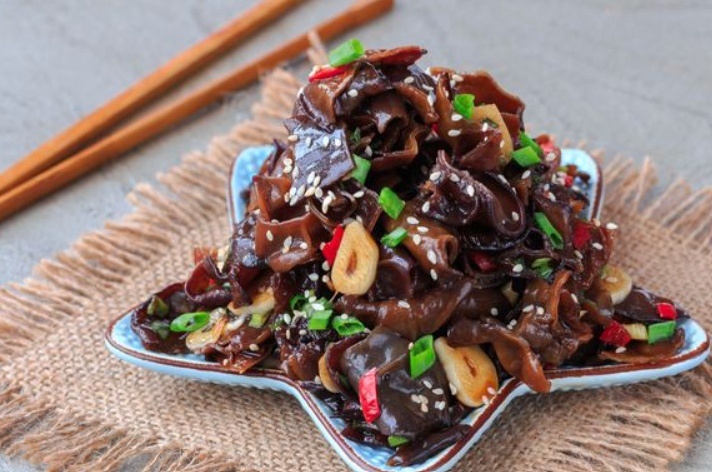 Откройте тайны здоровья с традиционным китайским салатом из древесных грибов