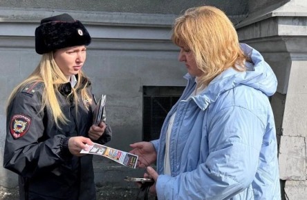 В Саратове для предупреждения случаев мошенничества и информирования населения сотрудники полиции, представители добровольной народной дружины и член Общественного совета при УМВД России по г. Саратову Александр Черкашин...