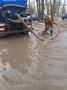 После сильного ливня коммунальные службы продолжают откачивать талые воды на улицах города Балаково
