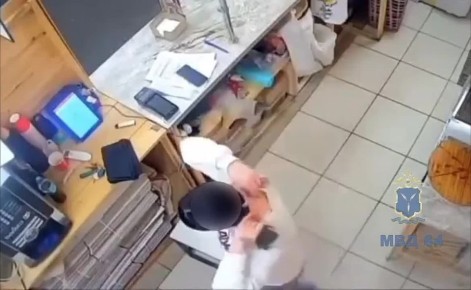 В Саратове работница общепита в первый же день официального трудоустройства похитила деньги из кассы