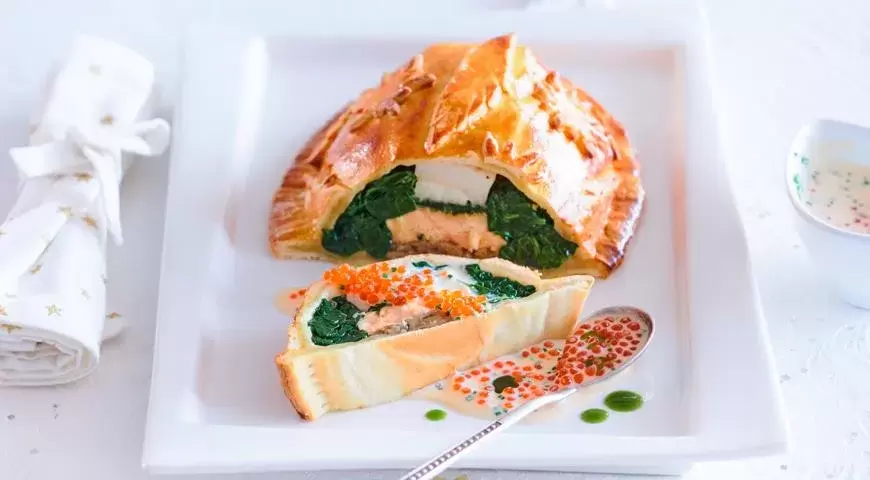 Кулебяка с треской и лососем