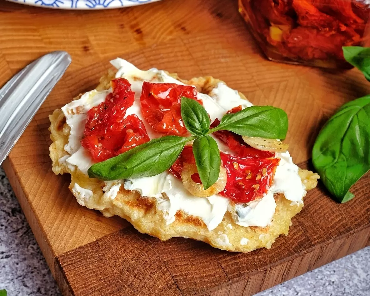 Рецепт картофельных вафель с вялеными томатами и творожным сыром