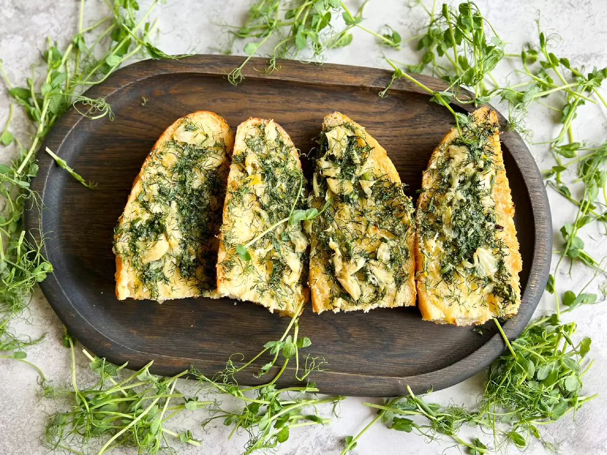 Невероятно вкусный чесночный багет: идеальное угощение для гостей