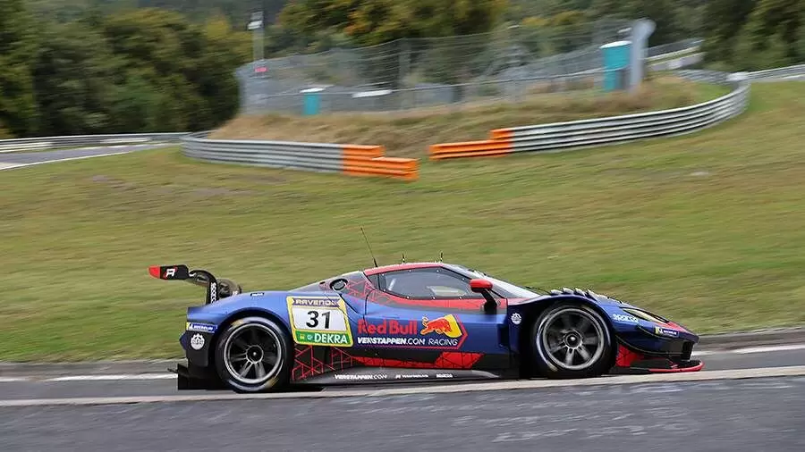 Ферстаппен за рулем Ferrari поднимает трофей GT3