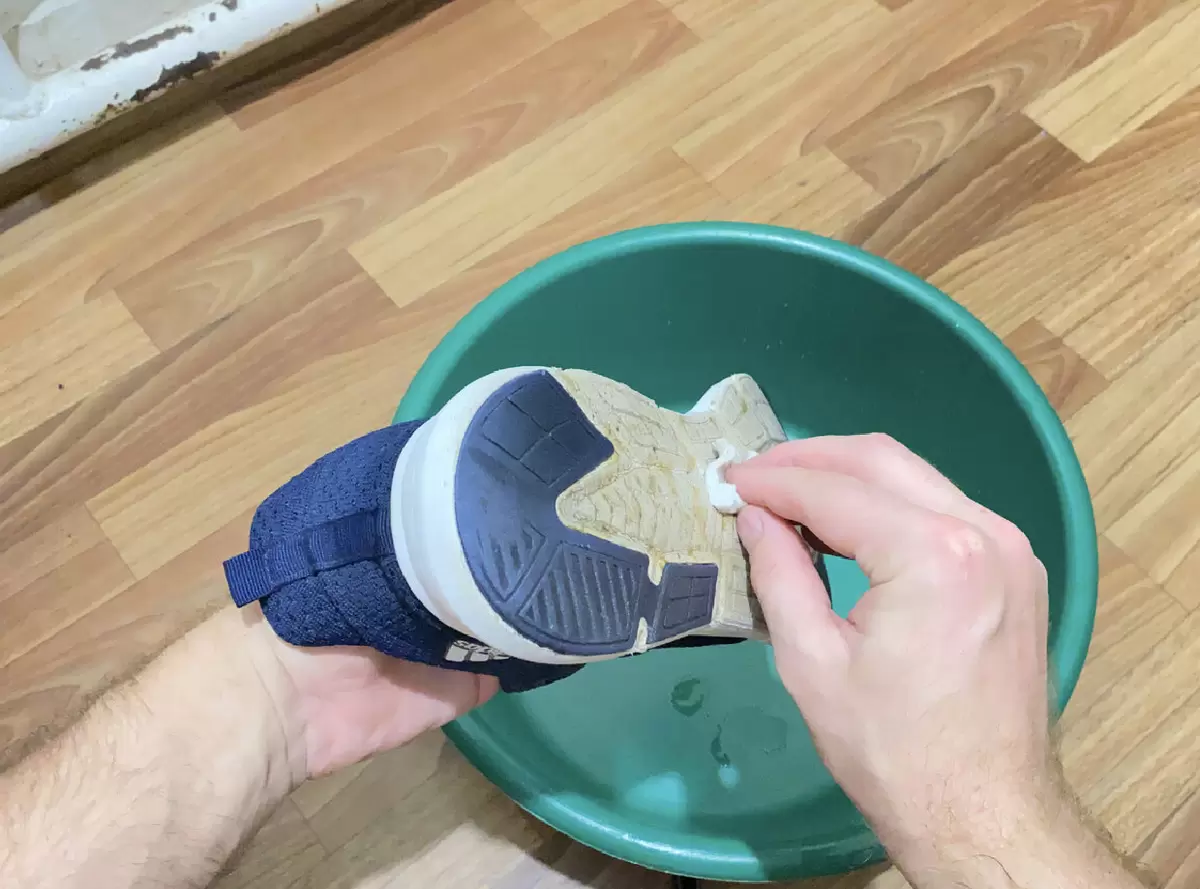 Как легко отмыть подошву обуви с помощью доступных средств