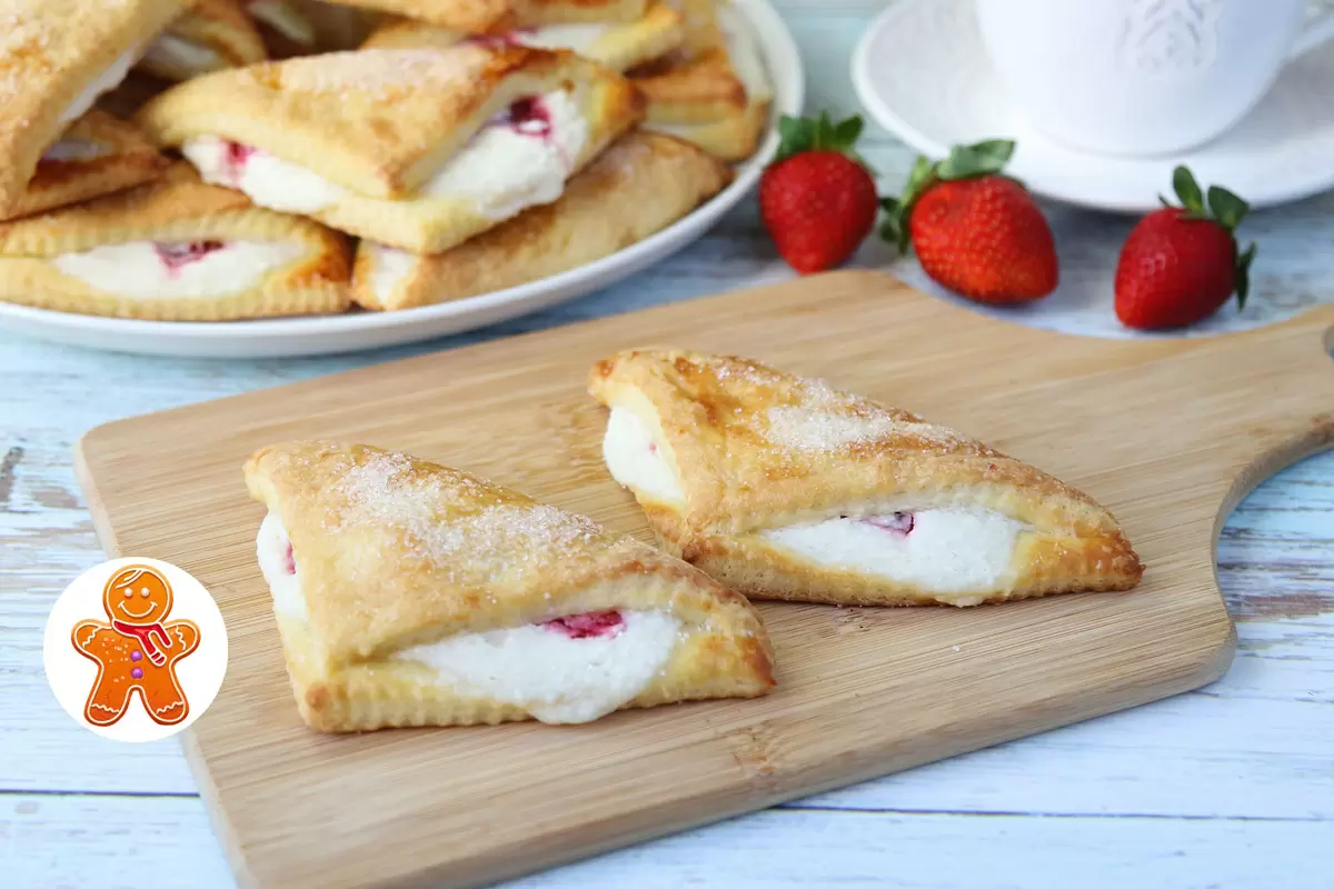 Нежные творожные треугольники с клубникой, которые не оставят равнодушным