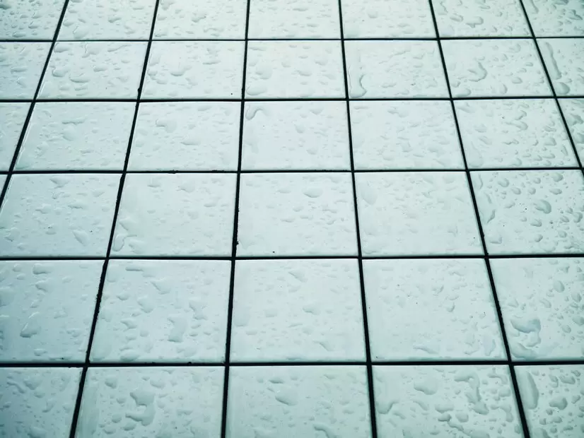 Почему скользкая плитка – это не только косметическая проблема: решения для безопасности дома