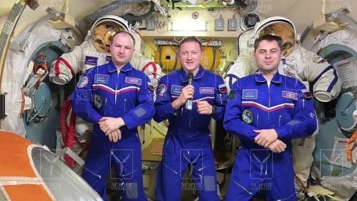 С околоземной орбиты с Днем космонавтики жителей города Саратова поздравили космонавты Роскосмоса Сергей Микаев, Андрей Федяев и Сергей Кудь-Сверчков