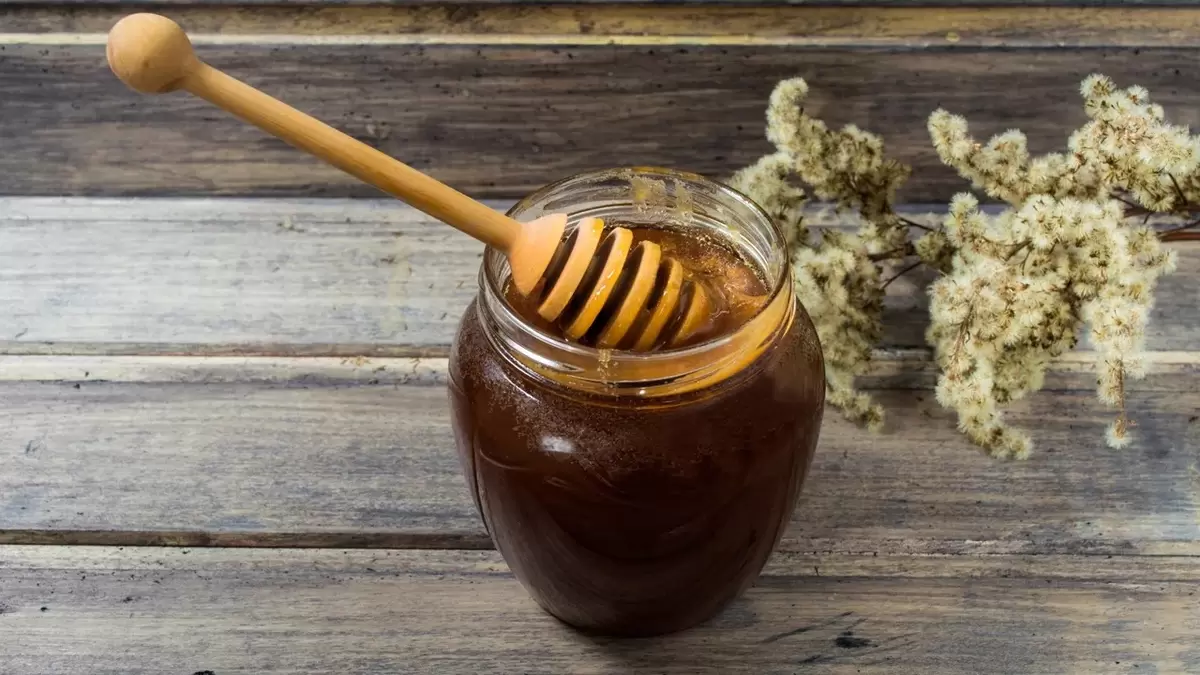 Почему мёд меняет цвет? Загадки сладкого искусства