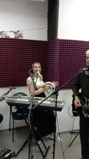 Всемирный день рок-н-ролла на "НАШЕМ" отмечают эфиром с группой "рокаролла"