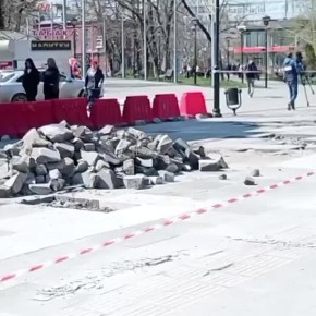 В Саратове начались работы по замене плитки на пешеходных зонах