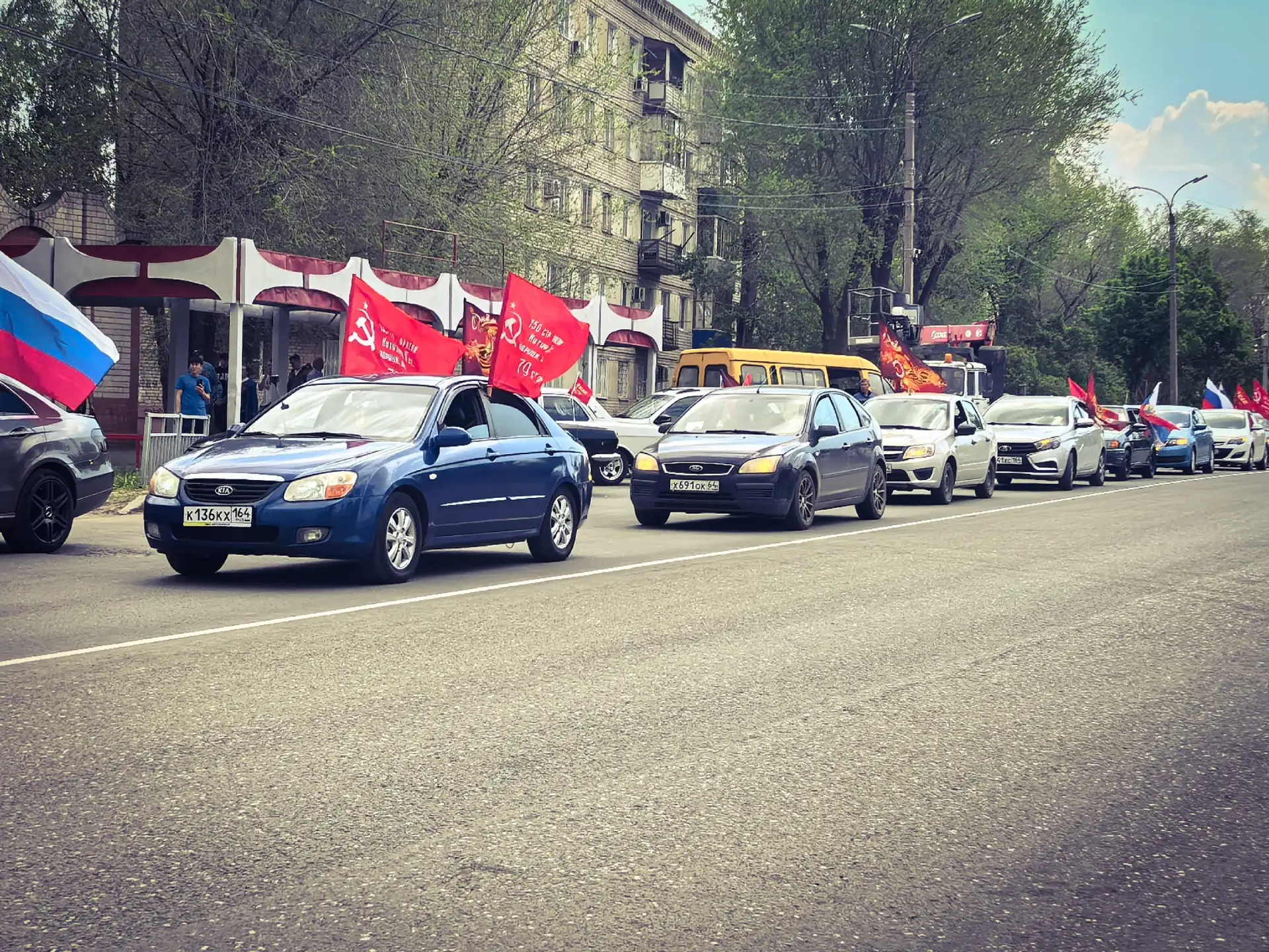 Балаковцы ярко отметили День Победы: 9 мая прошёл масштабный автопробег